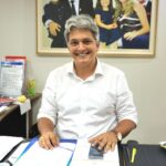 “Iremos reduzir mais de 400 cargos comissionados e diminuir os gastos do município”, afirma prefeito Samuel sobre reforma administrativa