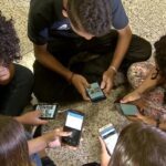 Lei que proíbe celulares em sala de aula busca melhorar aprendizado e saúde mental de estudantes