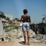 Desigualdades afastam milhões de jovens da escola e do mercado de trabalho