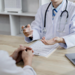 Dermatologista explica diferença entre hidradenite supurativa e furúnculo, ressaltando a importância do diagnóstico precoce