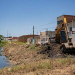 Prefeitura realiza limpeza preventiva de canais no bairro Santa Cecília