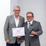Marcos Andrade recebe Troféu O Mascate durante solenidade pelos 60 anos do CORE-SE